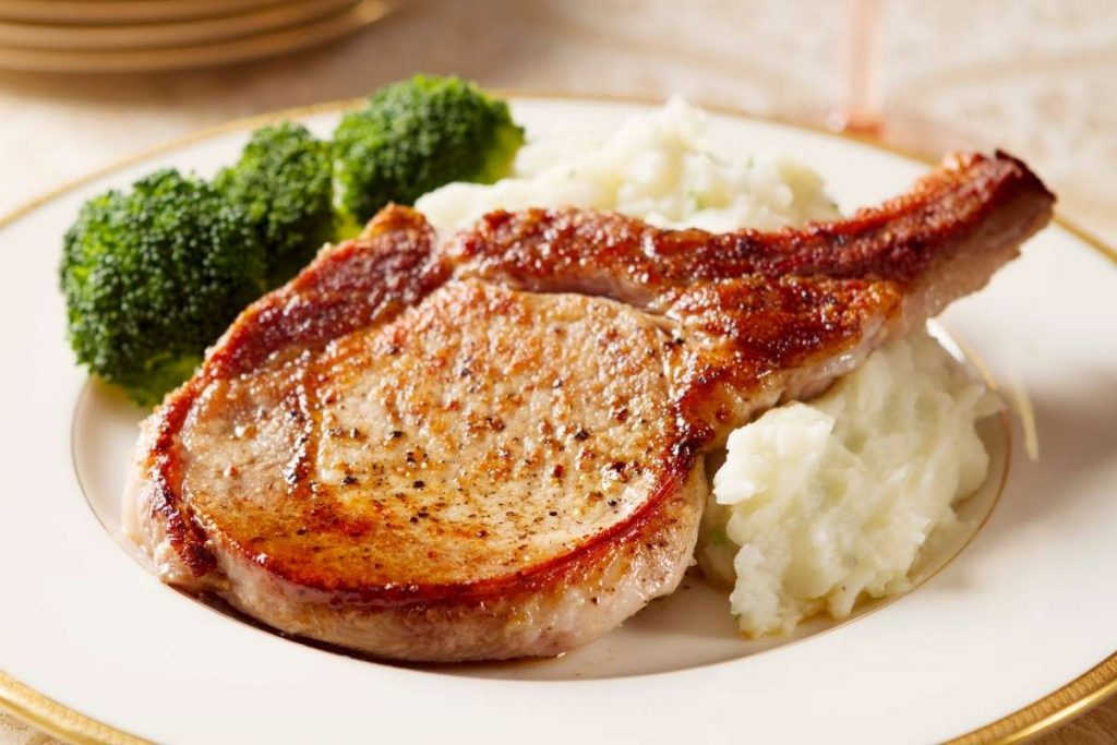 Pork chops with mashed potatoes 1000 calorie meal